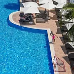 Hotel Q Ella Side